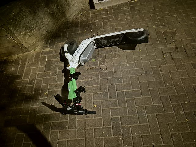 В Иерусалиме автомобиль сбил мужчину, ехавшего на электросамокате
