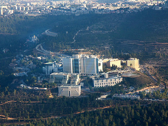 Поданы обвинения против 22-летнего иерусалимца, пристававшего к пациентам больницы под видом врача