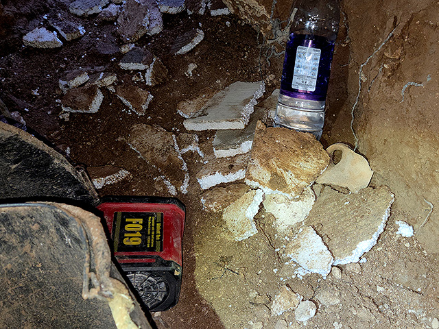 Фрагменты древней керамики и орудия труда, использованные грабителями в пещере