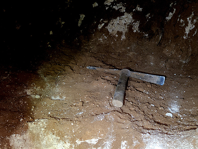 Орудия раскопок, оставленные на месте происшествия