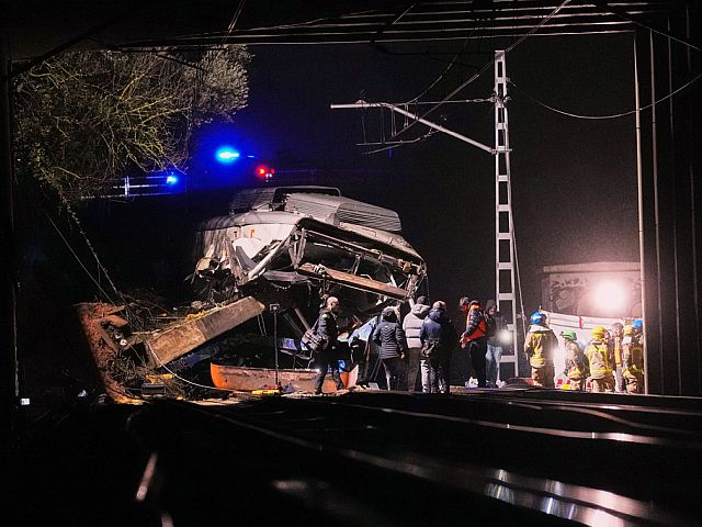 Машинист сошедшего с рельсов поезда под Барселоной умер в больнице