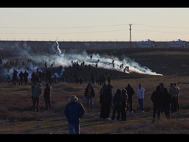 Сторонники прокурдской Партии народного равенства и демократии столкнулись с турецкой полицией у границы между Турцией и Сирией в Нусайбине, на юге Турции