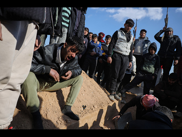 Друзья и родственники погибших в боях между сирийскими правительственными войсками и "Сирийскими демократическими силами" на похоронах на окраине Ракки