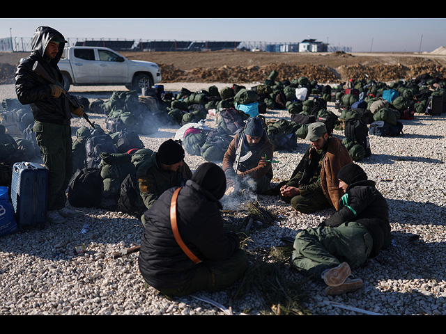 Сирийские правительственные войска со своим багажом ожидают входа в лагерь аль-Холь в провинции аль-Хасаке на северо-востоке Сирии