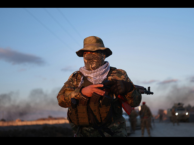 Боец сирийской правительственной армии стоит на страже у тюрьмы Аль-Актан на окраине Ракки