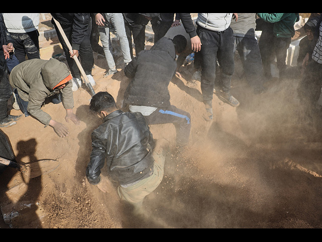 Друзья и родственники погибших в боях между сирийскими правительственными войсками и курдскими СДС копают могилу на окраине Ракки