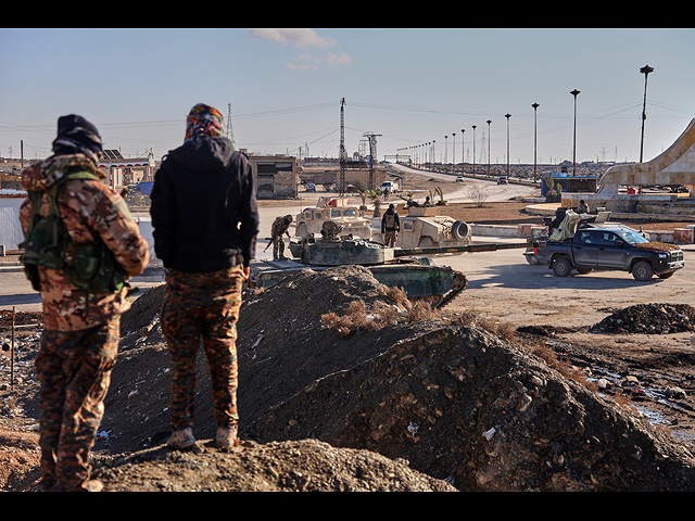 Солдаты СДС развертываются у дорог, ведущих к тюрьме Гвейран, в которой содержатся мужчины, обвиняемые в принадлежности к ИГИЛ