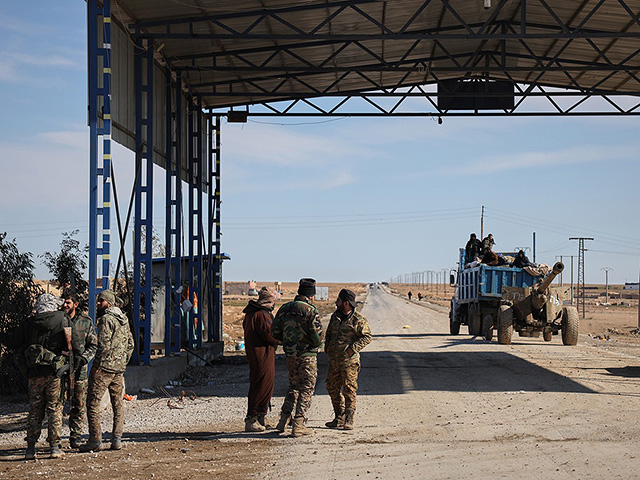 Сирийские правительственные войска стоят на заброшенном КПП между контролируемой правительством Раккой, контролируемым СДС Хасаке