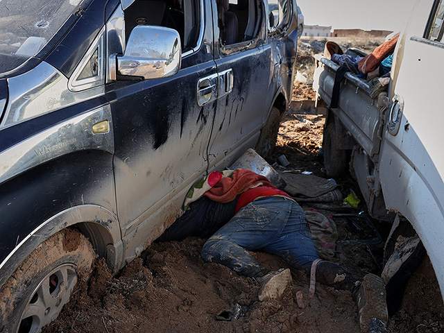 Тела бойцов "Сирийских демократических сил" на обочине дороги между контролируемой правительством Раккой и контролируемым СДС Хасаке