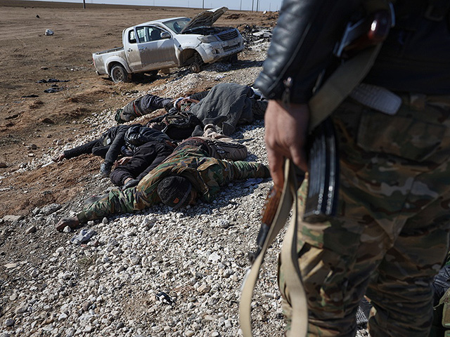 Тела бойцов СДС на обочине дороги между контролируемой правительством Раккой и контролируемым СДС Хасаке