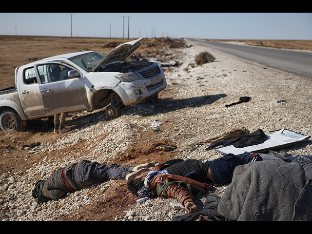 Тела бойцов "Сирийских демократических сил" на обочине дороги между контролируемой правительством Раккой и контролируемым СДС Хасаке