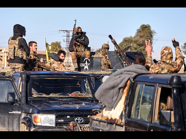 Солдаты "Сирийских демократических сил" развертываются у дорог, ведущих к тюрьме Гвейран, в которой содержатся мужчины, обвиняемые в принадлежности к ИГИЛ