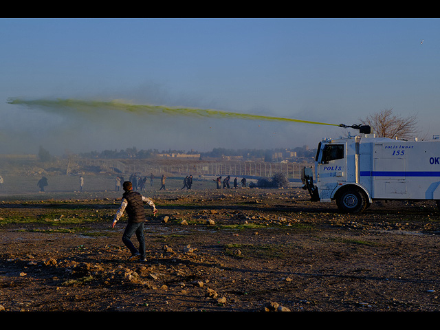 Сторонники прокурдской Партии народного равенства и демократии столкнулись с турецкой полицией у границы между Турцией и Сирией в Нусайбине, на юге Турции