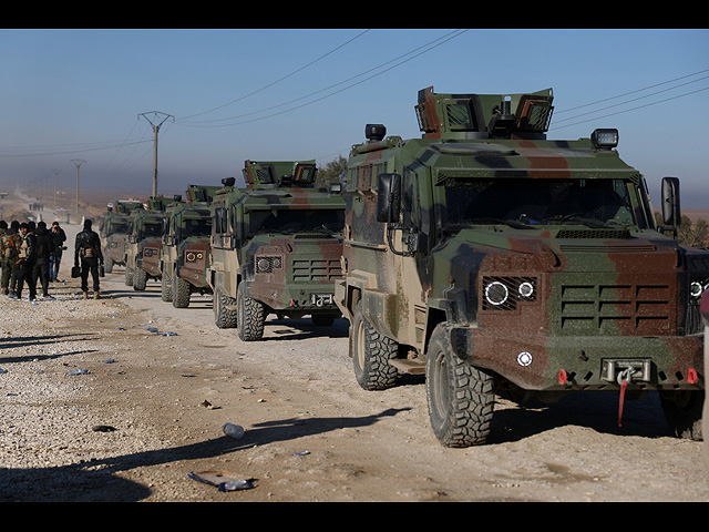 Правительственные силы Сирии на бронетехнике въезжают в лагерь Аль-Холь 