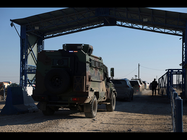 Правительственные силы Сирии на бронетехнике въезжают в лагерь Аль-Холь 