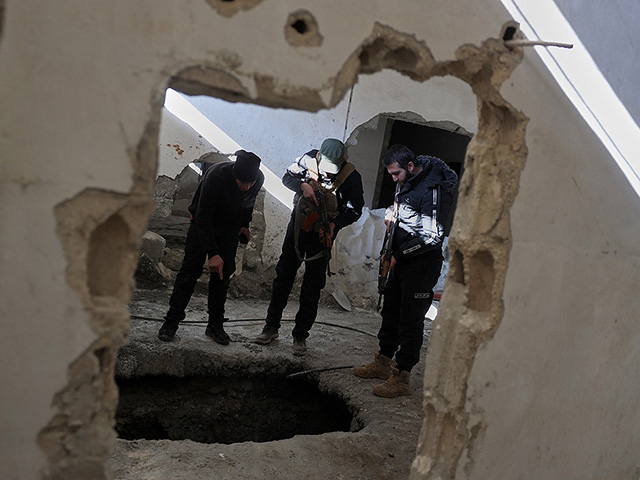 Сирийские правительственные силы осматривают туннели, используемые отступающими "Сирийскими демократическими силами" в Ракке