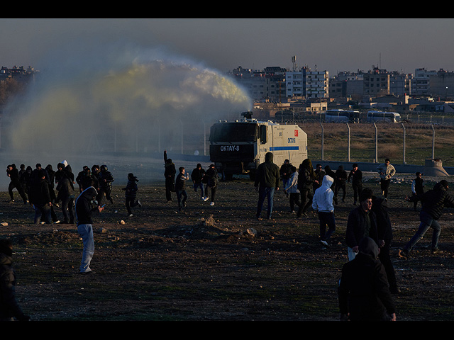 Сторонники прокурдской Партии народного равенства и демократии столкнулись с турецкой полицией у границы между Турцией и Сирией в Нусайбине, на юге Турции