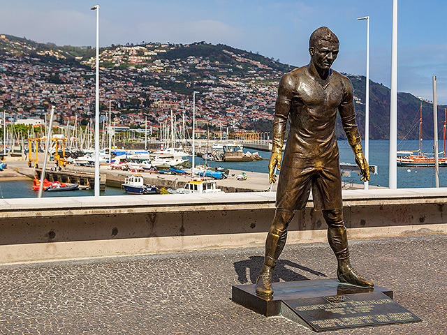 Вандал поджег статую Криштиану Роналду, установленную на его родине