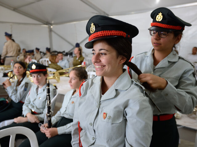 Раввины требуют не агитировать религиозных девушек служить в ЦАХАЛе