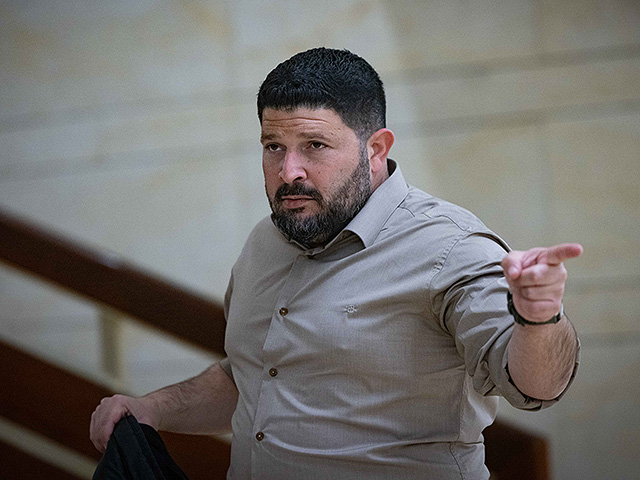 Замминистра Альмог Коэн: "Став депутатом, я живу с банковским минусом"