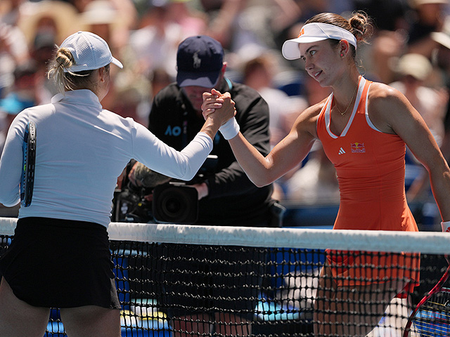 18-летняя американка Ива Йович (справа) разгромила Юлию Путинцеву (слева)