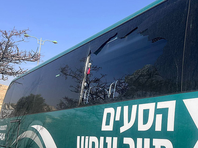 Каменная атака около Маале-Адумим: причинен ущерб автобусу, ранен один из нападавших