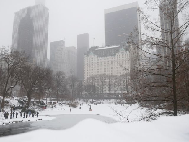 Буря "Ферн": рекордный снегопад в Нью-Йорке, число жертв растет
