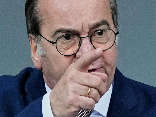 Министр обороны Германии призвал Трампа извиниться