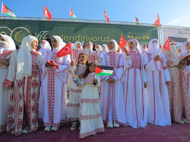 Под флагами Турции и ООП: в Газе поженились более 200 пар. Фоторепортаж