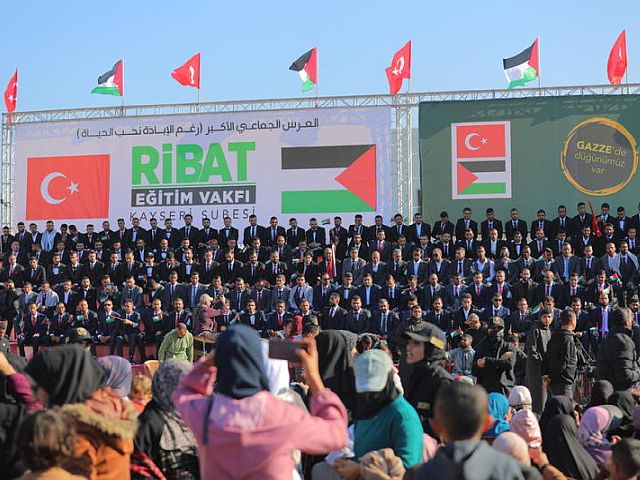 Под флагами Турции и ООП: в Газе поженились более 200 пар. Фоторепортаж