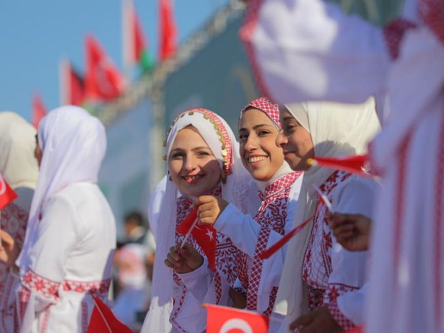 Под флагами Турции и ООП: в Газе поженились более 200 пар. Фоторепортаж