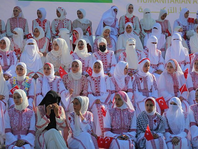 Под флагами Турции и ООП: в Газе поженились более 200 пар. Фоторепортаж