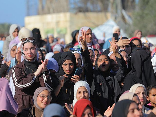 Под флагами Турции и ООП: в Газе поженились более 200 пар. Фоторепортаж