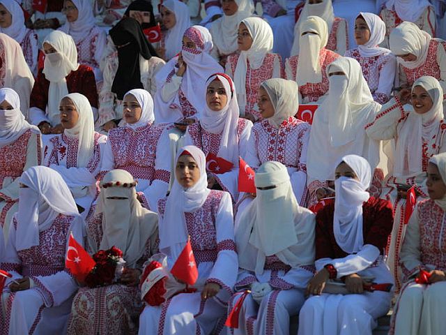 Под флагами Турции и ООП: в Газе поженились более 200 пар. Фоторепортаж