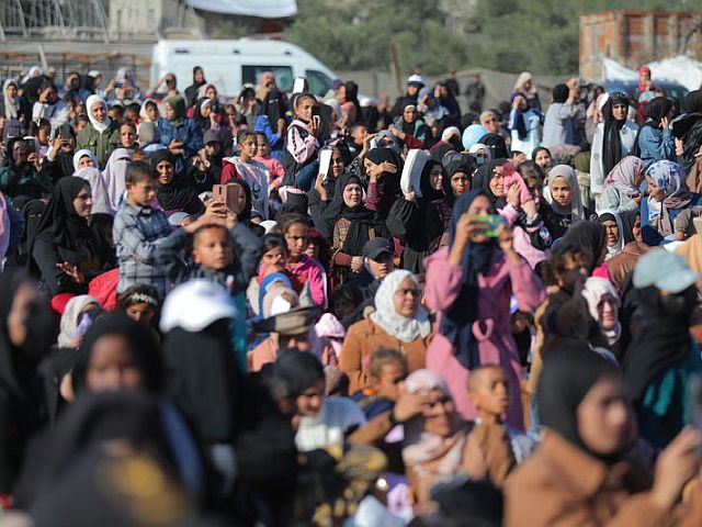 Под флагами Турции и ООП: в Газе поженились более 200 пар. Фоторепортаж