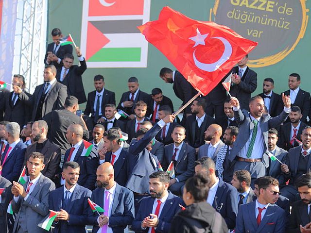 Под флагами Турции и ООП: в Газе поженились более 200 пар. Фоторепортаж