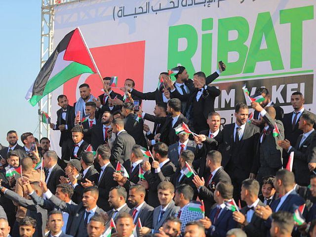 Под флагами Турции и ООП: в Газе поженились более 200 пар. Фоторепортаж