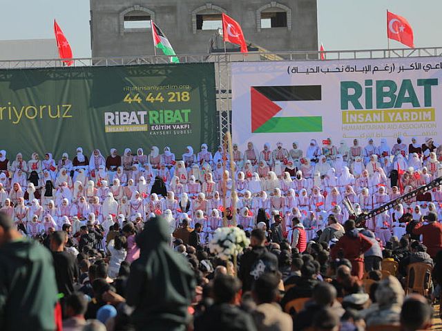 Под флагами Турции и ООП: в Газе поженились более 200 пар. Фоторепортаж