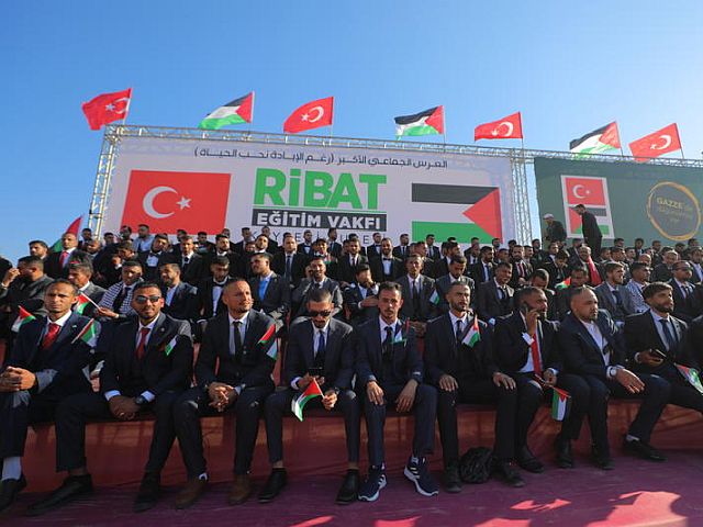 Под флагами Турции и ООП: в Газе поженились более 200 пар. Фоторепортаж