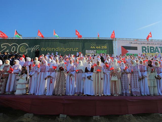 Под флагами Турции и ООП: в Газе поженились более 200 пар. Фоторепортаж
