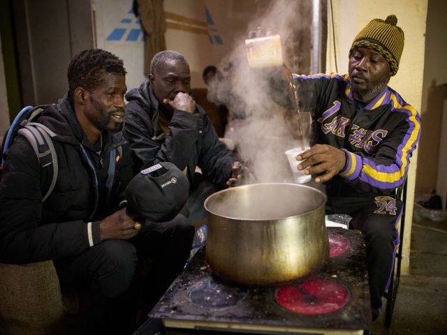 Испания предоставит законный статус полумиллиону нелегалов