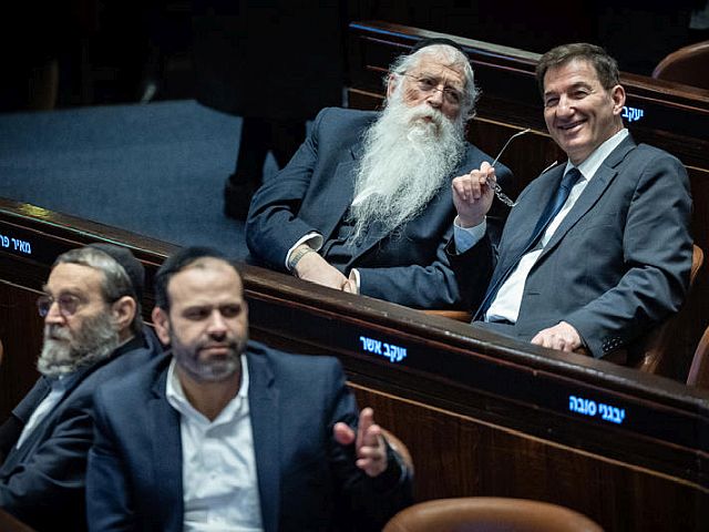 Политический кризис: коалиция выносит на голосование бюджет и закон о призыве