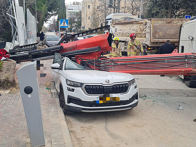 В Иерусалиме подъемный кран упал на автомобиль, тяжело травмирована пожилая женщина