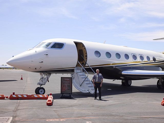 Трамп пригрозил Канаде "десертификацией" самолетов и пошлиной 50% из-за Gulfstream