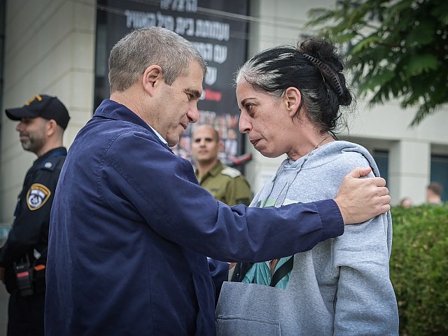 Семьи заложников обвиняют Галя Хирша в лжи, угрозах и шантаже