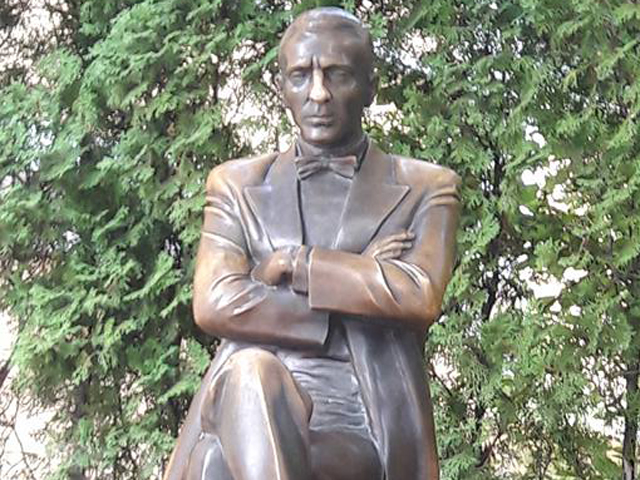 Киевский горсовет поддержал решение о демонтаже памятника Михаилу Булгакову