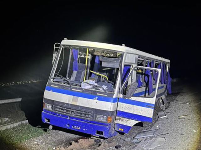 Удар был нанесен по парковке, где загорелся автобус и грузовые автомобили. 