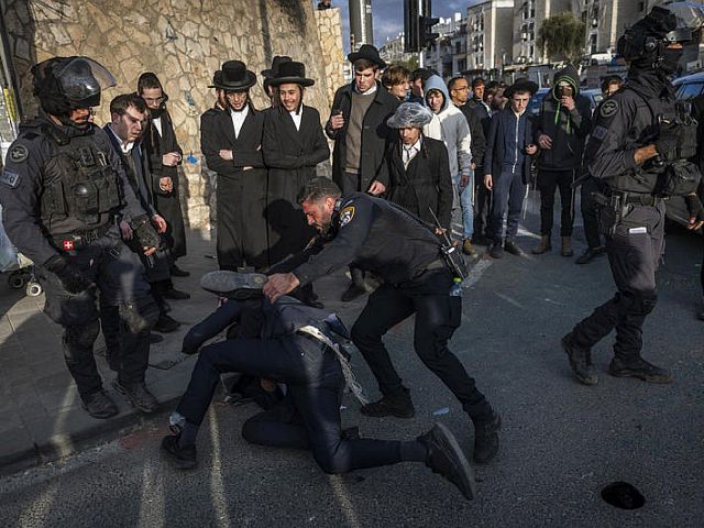 "Кан": полиция отказалась сотрудничать с ЦАХАЛом в вопросе задержания ультраортодоксов-дезертиров
