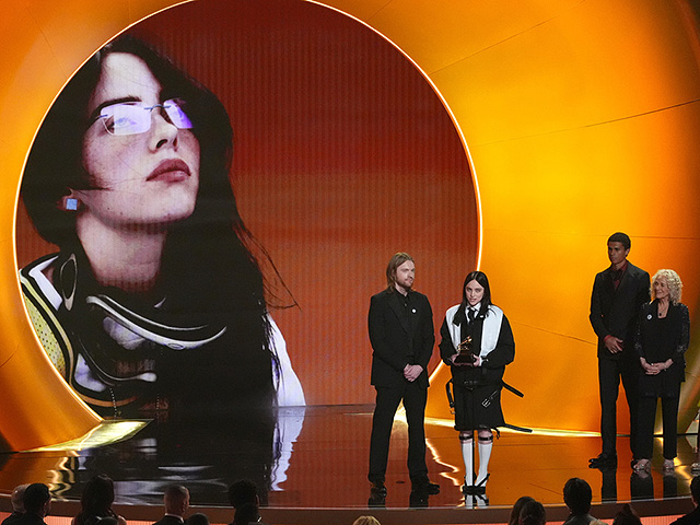 Финнеас (слева) и Билли Айлиш принимают награду за песню года «Wildflower»