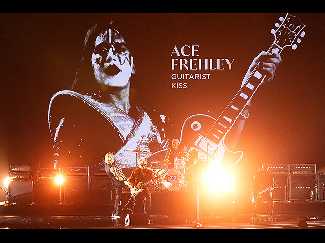 Дафф МакКэган (слева направо), Эндрю Уотт, Чад Смит, Пост Малоун и Слэш исполняют песню "War Pigs"